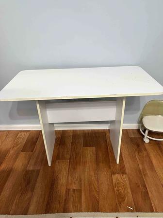 Стол кухонный