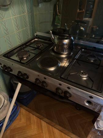 Газовая плита (4 газовые конфорки и 2 электрические плиты)и духа и вытяжка