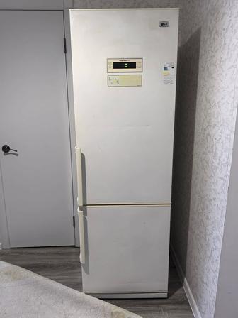 Большой холодильник с морозильной камерой LG
