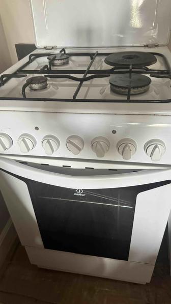 Продам Indesit комбинированную плиту 3 газ и 1 электр ,духовка электрическ