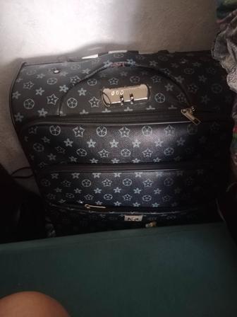 Дорожная чемодан черного цвета