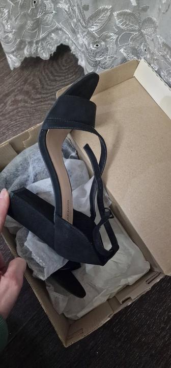 Продам босоножки.