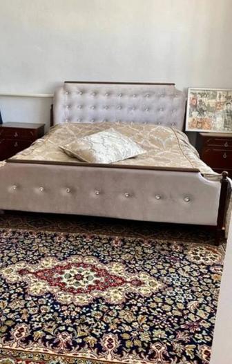 Двухместная кровать с тумбочками