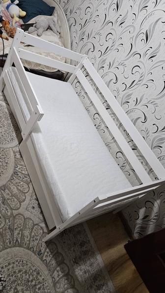 Продам детскую кровать с матрасом