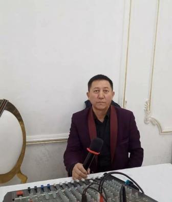 Певец музыкант на мероприятии