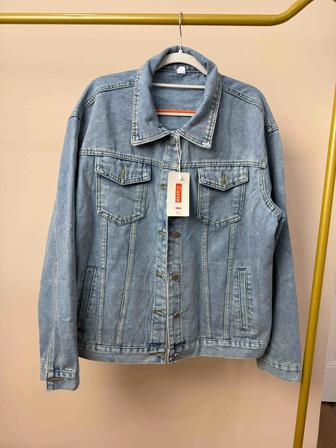 Продам джинсовую куртку женскую НОВУЮ. 48 и 54-56 размеры.