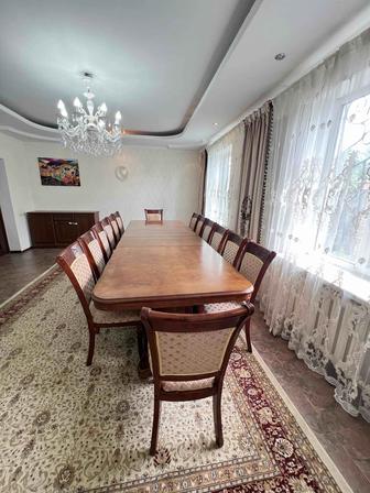 Стол со стульями из натурального дерева