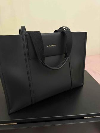 Продам сумку Charles and Keith