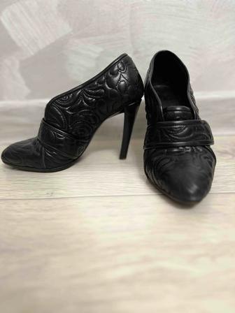 ПРОДАМ черные кожаные закрытые туфли Victor and Rolf, Нидерланды