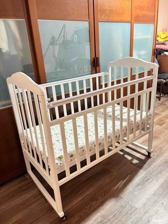 Продаю детскую кровать с матрасом