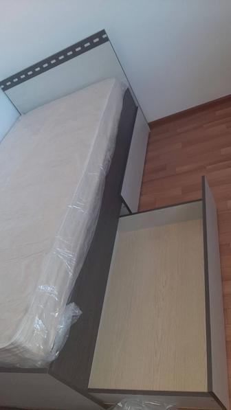 Кровать и рабочий стол с пеналом