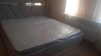 Кровать айна тумбочкасымен почти новый