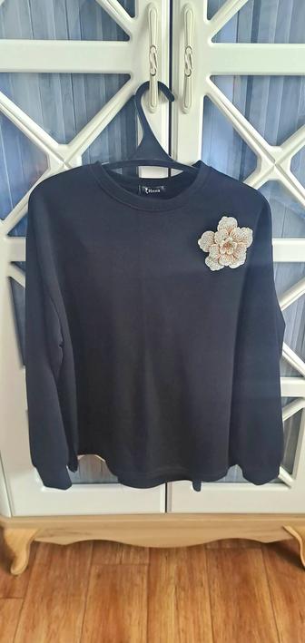 Черный костюм-двойка с цветком