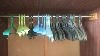 Отдам пластиковые вешалки за килограмм гречки и плитку шоколада.