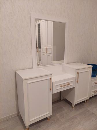 Туалетный столик с зеркалам