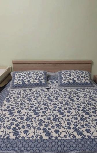 Продам кровать с тумбами и туалетным столиком.