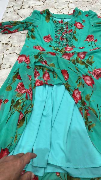 Б/У платье в отличном состоянии.Размер 60.С подкладкой.Качества отличное.