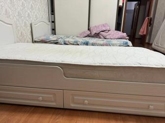 Кровать с матрасом