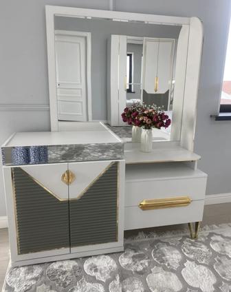 Туалетный столик почти новый купили 2 месяц назад