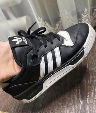Продам кроссовки Adidas оригинал 39 р