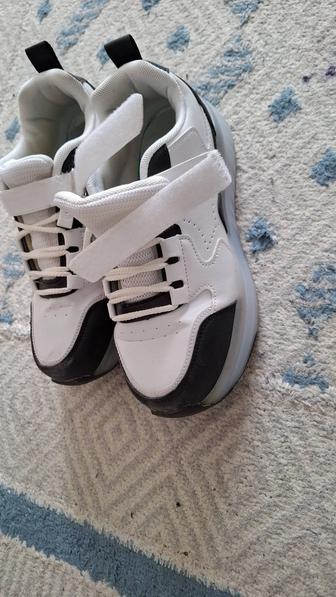 Продаются роликовые кроссовки почти новые Пару раз катались Уступлю