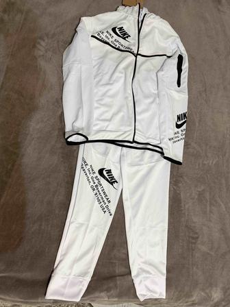 Продам новый спортивный костюм Nike