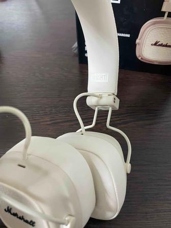 Продам наушники Marshall Major V бежевый