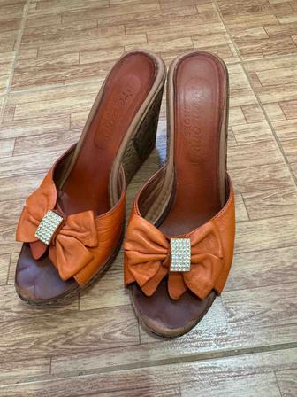 босоножки на высокой танкетке