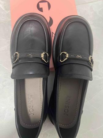 Продам новые женские лоферы Josiny