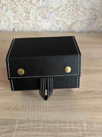 Жесткий футляр Fut-cher искусственная кожа, 16 см х 18 см черный