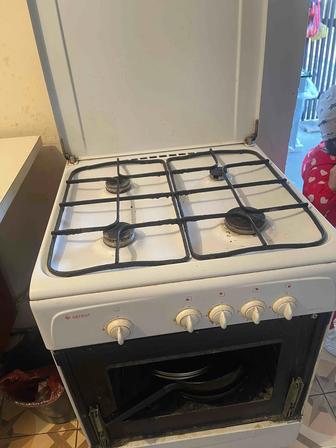 Продается газовая плита, стекло на крышке духовки отсутствует
