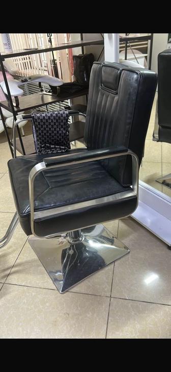 Продам парикмахерское кресло связи с переездом