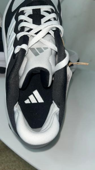Продаю новые кроссовки adidas