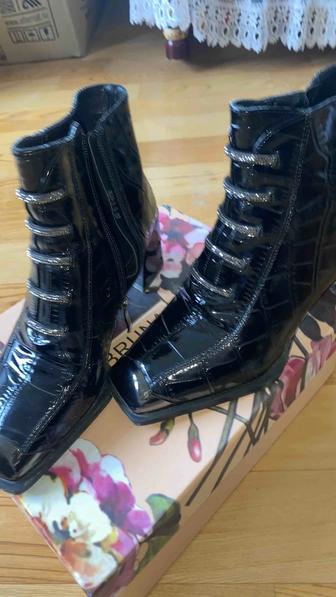 Продам осенью ботинок