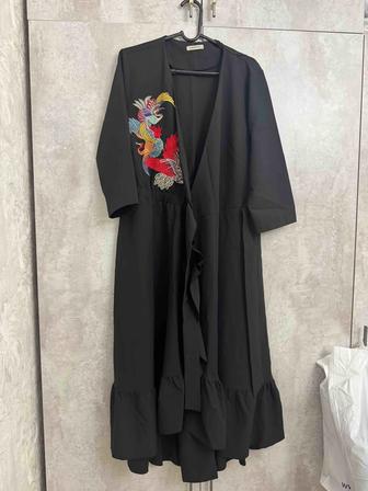 Черное платье ниже колена