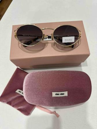 Очки от Miu Miu