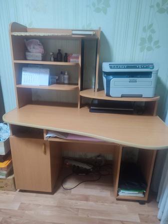 Продам компьютерный стол б/у Цена договорная.Торг уместен.