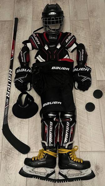 Хоккейная форма bauer с коньками и клюшкой, идеальное состояние.