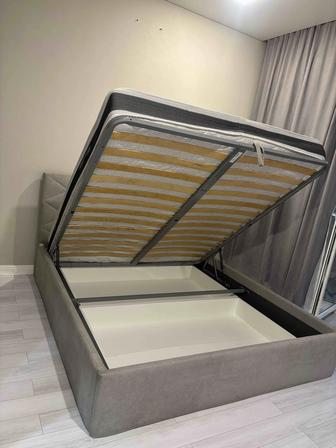 Кровать с матрасом