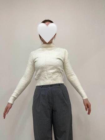 GUESS очень мягкий белый свитер/кофта размер S