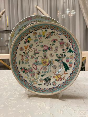 Антикварная декоративная тарелка, фарфор, роспись в стиле Famille Rose