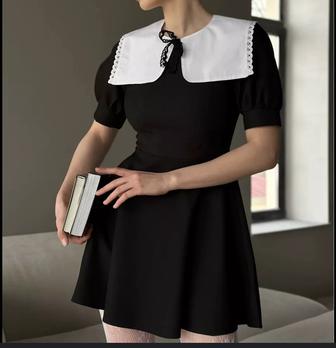 Платье с белым воротником