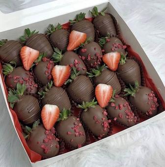 Клубника/финики в бельгийском шоколаде