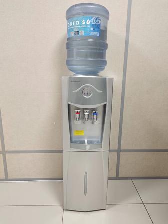 Продам кульер для воды с холодильной камерой.
