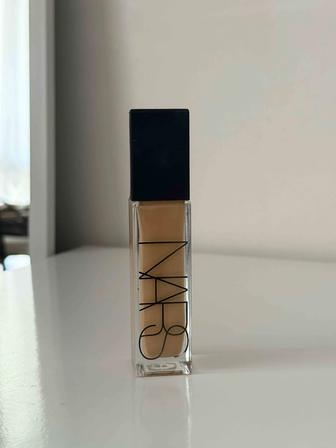 NARS Стойкий тональный крем Natural Radiant Longwear Foundation