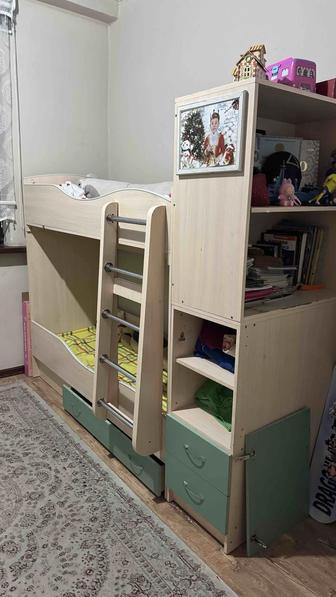 Продам детскую кровать двухъярусный и шкаф