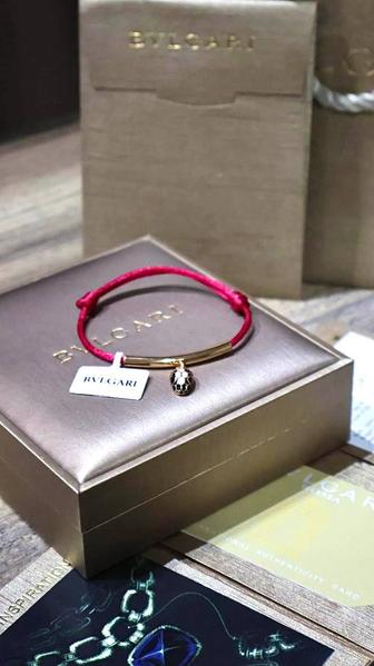 Браслет в стиле Bulgari - регулируемая малиновая нить