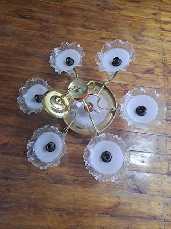 Продаю люстру в хорошем состоянии (8 рожковая)