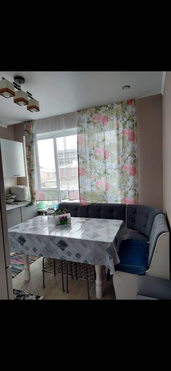 Стол и диван для кухни