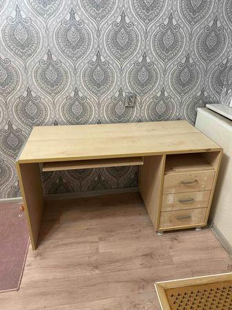 Продам компьютерный стол